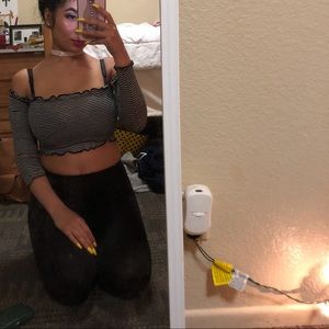 It’s a cute crop top, very trendy!